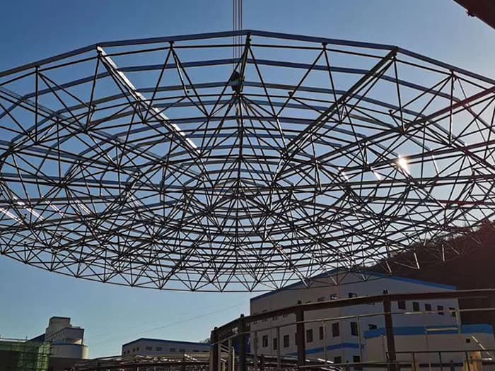 穆棱螺栓球网架工程施工现场